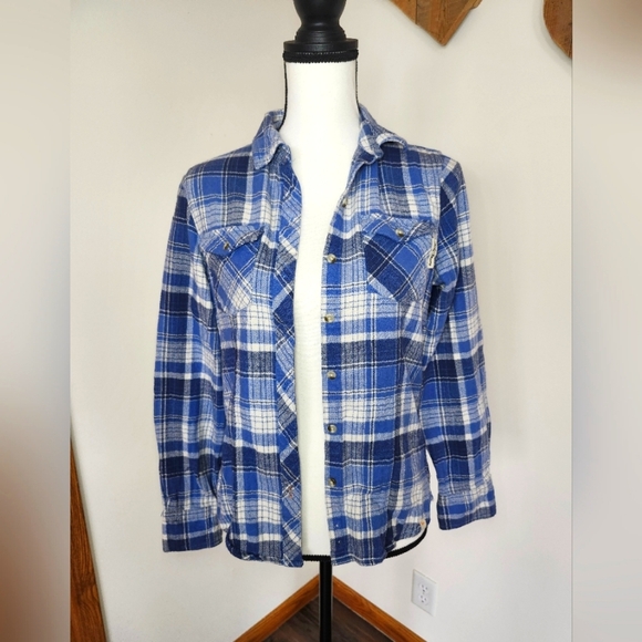 Field and Stream Classic Blue and White Plaid Button Up Shirt - Picture 1 of 4